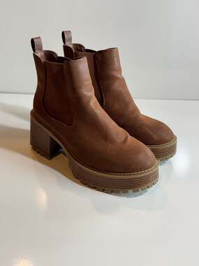 MIA Heritage Ali Leather Platform Chelsea Boots Cognac Brown 8.5.
Good used cond